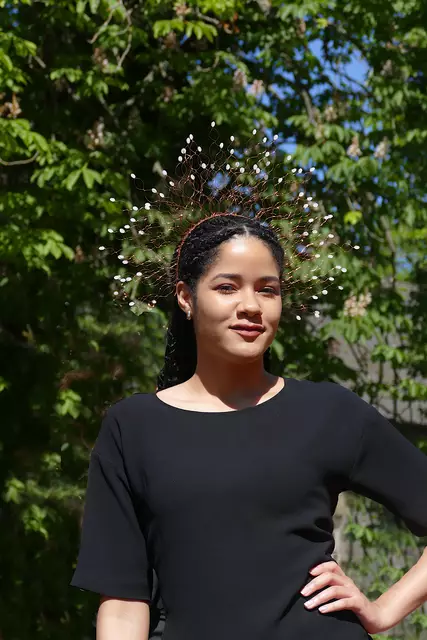 Designerin: Jolie Souverijn; Model: Imane Wijsman. Auf dem Laufsteg in Arcen, am Muttertag zur Hüteschau