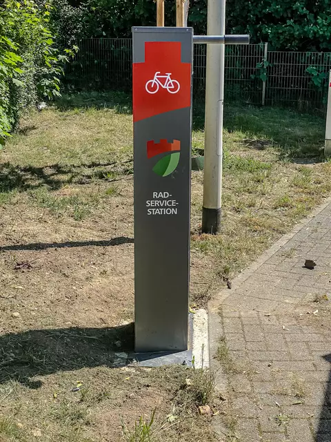 Seitenansicht der Radservicestation am Fahrradparkplatz Richrather Straße, S- Bahn Station Hilden Süd | Foto: Chr. Niersmann