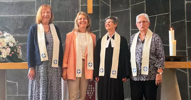 Sie gestalteten den Jubiläumsgottesdienst zum 75jährigen Bestehen des Müttergenesungswerkes in der Borbecker Dreifaltigkeitskirche, v.li.n.re.: v.li.n.re. Angelika Irmer (frühere Kurberaterin, Mitglied im Vorstand des Kreisverbandes der Evangelischen Frauenhilfe in Essen e.V.), Oksana Funkner (heutige Kurberaterin), Pastorin Daniela Emge (Vorsitzende des Kreisverbandes der Evangelischen Frauenhilfe in Essen) und Gerda Keune, Leiterin der Frauenhilfe-Gruppe der Evangelischen Kirchengemeinde Borbeck-Vogelheim. | Foto: Kreisverband der Evangelischen Frauenhilfe in Essen e.V./Dennis Friedrich