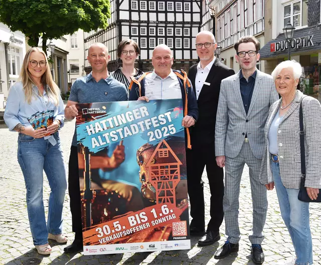 Organisieren und unterstützen das Altstadtfest: v.l. Sandra Glomb (Hattingen Marketing), Thomas Alexander (Marketing Volksbank Sprockhövel), Judith Föhring (Stadtwerke Hattingen), Georg Hartmann (Geschäftsführer Hattingen Marketing), Torsten Grabinski (Marketing Sparkasse Hattingen), Jörg Prostka (Marketing AVU) und Anna Maria Krause (Badoase Hasenkamp). Foto: Pielorz
