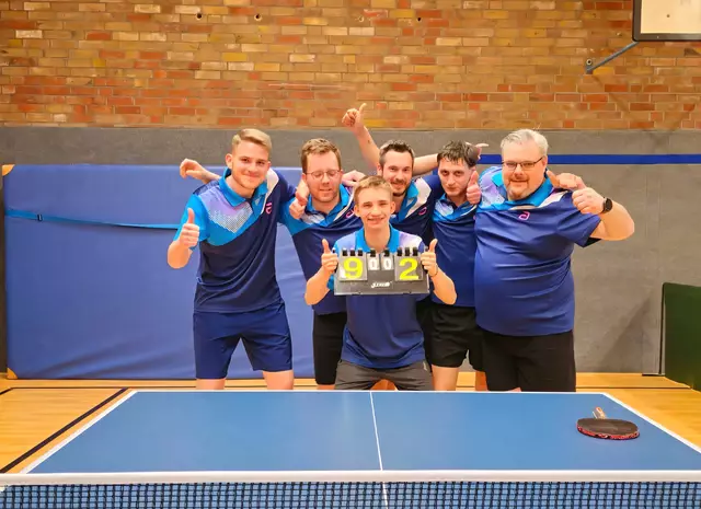 Im letzten Spiel gewannen die Gladbecker dann ihre Meisterschaft mit(vl): Marco Pozzi; Matthias Daniel; Jani Richter; Christian Zielke; Nikandr Stürmer und Nils Schöttler. Die erste spielt nächste Saison in der 1. Bezirksliga 