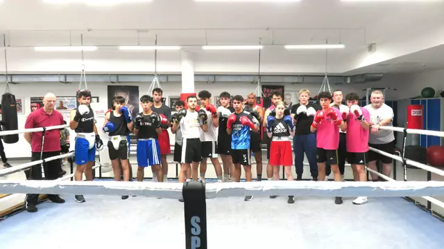 Ein Teil der DBS-Boxer im Boxring. Rechts Trainer Dieter
Weinand, links Stützpunkttrainer Wilfried Peters.