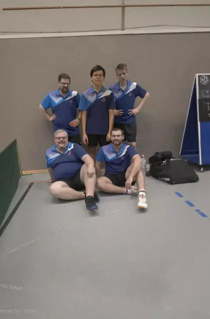  Trotz vierter Anwärter durch einen Aufstellungsfehler stieg die 2. In die erste Bezirksklasse auf. In der Relegation spielten: (von hl) Alexander Dommann; Jan Runte; Julius Wischnewski; Nils Schöttler und Matthias Schaible(vorne rechts)