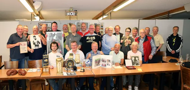 Die Stammtischteilnehmer auf einem Bild. Links: Andre
Knoche mit der Schmuckurkunde. In der Mitte: Paracycler
Hans Peter Durst.
Bild: Dieter Schütze/DBS 20/50