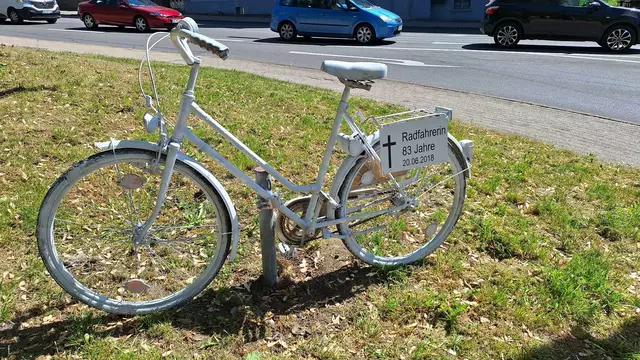In Hattingen wurde am 15. Mai ein Geisterfahrrad zum Gedenken an eine getötete Radfahrerin und einen schwer verletzten Radfahrer aufgestellt. Foto: ADFC Hattingen/Sprockhövel
