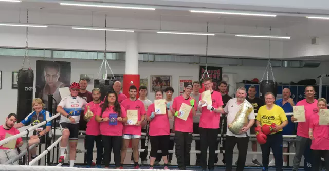 Die Teilnehmer vorn im Bild. Die DBS-Paten dahinter.Dritter von links Paracycling 
Olympiasieger Hans-Peter Durst.