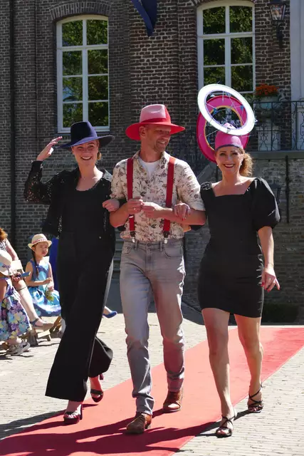Auf dem Laufsteg nach gelungener Vorführung: Koos van de Wal mit zwei Models. Arcen am Muttertag 2025