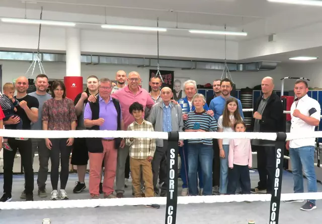 Ein Teil der Gäste im Boxring. In der Mitte Dimitri Kirnos
mit seiner Gattin Alla.