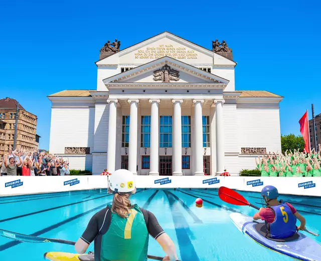 Für die World University Games wird es im Bereich König-Heinrich-Platt einen Sport Campus mit vielfältigen Mitmach-Angeboten geben. Ein absolutes Highlight wird dabei das Schwimmbecken vor dem Theater der Stadt sein.
Foto/Visualisierung: Duisburg Kontor
