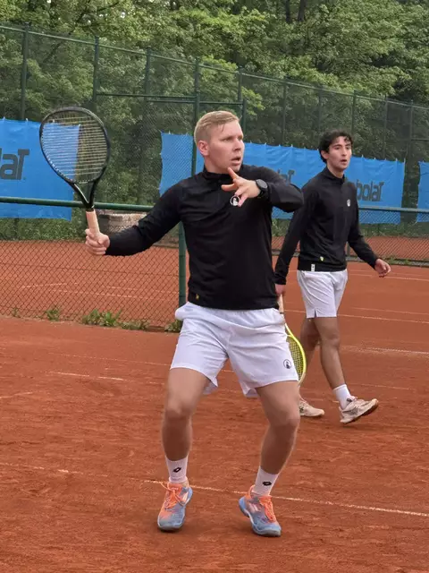 Fyn Franke (vorne im Bild, dahinter Maximilian Jacob), Mannschaftsführer der 1. Herren des Netzballvereins freut sich über den nächsten erfolgreichen Schritt zum möglichen Aufstieg in die 1. Verbandsliga. 
 | Foto: Ihlo (Netzballverein)