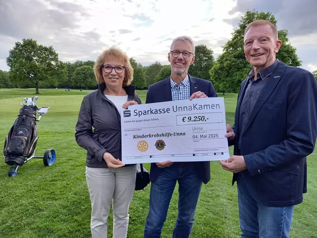 Auf dem Bild von links: Monika Rebbert (Kinderkrebshilfe-Unna), Dr. Michael Dannebom (Präsident des Rotary Clubs Unna), Dieter Rebbert (Kinderkrebshilfe Unna). Bildquelle: Privat