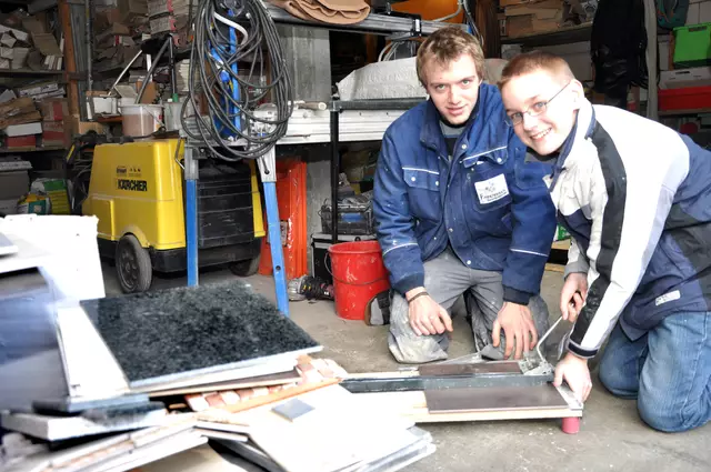 Beim Praktikum beim Fliesenleger konnte der 14-jährige Phillipp des Beruf erstmals erkunden. Foto: Franz Naskrent / WAZ FotoPool