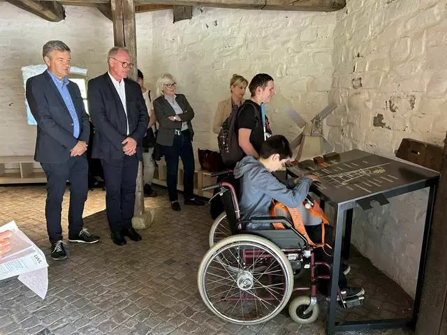 Christian Lange (v.l./Förderkreis), Wolfram Schulte (Firma Bandstahl-Schulte), stellvertretende Museumsleiterin Dr. Anke Hufschmidt, die wissenschaftliche Mitarbeiterin Fenja Reuter sowie die Museumsbesuchenden Marcel und Enea (LWL-Berufsbildungswerks Soest) bei der Eröffnung der Taststation in der historischen Windmühle.
Foto: LWL/Marie Hangebrauck