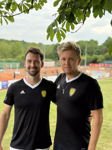 Das NBV-Vorstandsduo wurde einstimmig wiedergewählt: Tom Schönenberg als 1. Vorsitzender (links) und Nick Franke als 2. Vorsitzender (rechts).
 | Foto: Ihlo (Netzballverein)