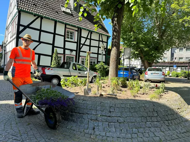 Gärtner Fabian Schraven am Emscheplatz. Foto: Stadt Hattingen. 