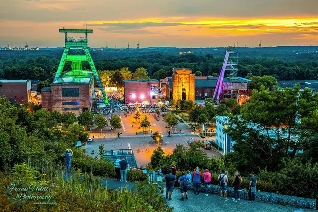 Zur Extraschicht verbreitet sich festlicher Glanz über alten Industrieanlagen wie der Zeche Ewald. | Foto: Frank Heldt (Lokalkompass)