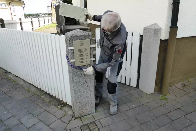 Norbert Becker enthüllt die Hinweis- und Gedenktafel.