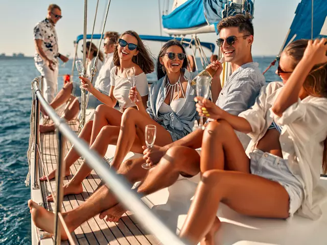 Mit Freunden auf dem Mittelmeer wird zur neuen Realität – und so mancher Alltagsstress entfällt mit einem möglichen Eurojackpot-Gewinn. | Foto: Shutterstock  4 PM production