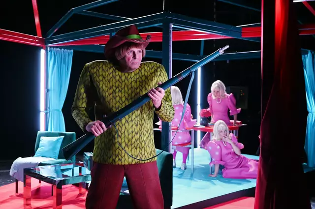 "Flitterwochen im Fertighaus" ist die letzte Premiere der Spielzeit des Schauspiel Essen, eine Szene mit Jan Pröhl (Dirk), Sabine Osthoff (Chorführerin), Silvia Weiskopf und Lene Dax (Ehe-Chor). | Foto: Martin Kaufhold