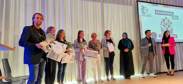 Pater Tobias Breer (links) ist stolz über die nächste Auszeichnung für sein Projekt LebensWert. | Foto: privat