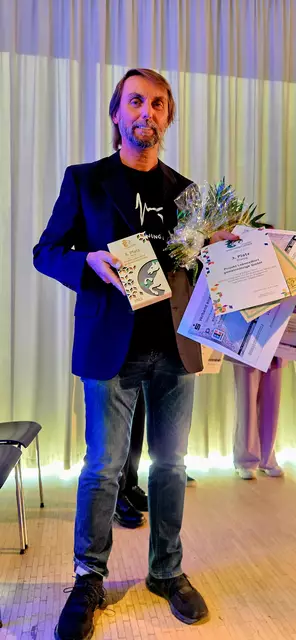 Mit vollen Händen stand der Marathon-Pater auf der Bühne. | Foto: privat