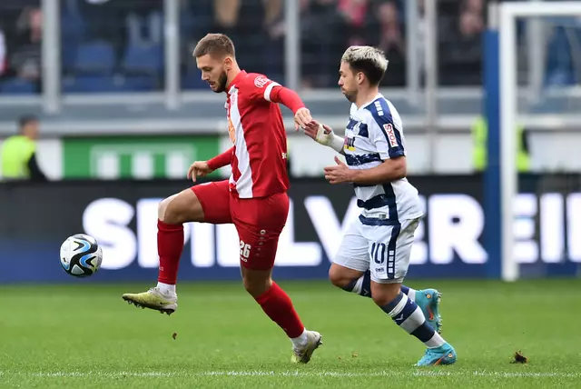 In der Drittliga-Saison 2023/24 gewann RWE beide Duelle mit dem MSV. Hier ein Zweikampf zwischen Torben Müsel (l.) und Thomas Pledl. Am 28. Oktober 2023  siegten die Essener durch ein Tor in der Nachspielzeit mit 2:1. | Foto: Thorsten Tillmann/FFS