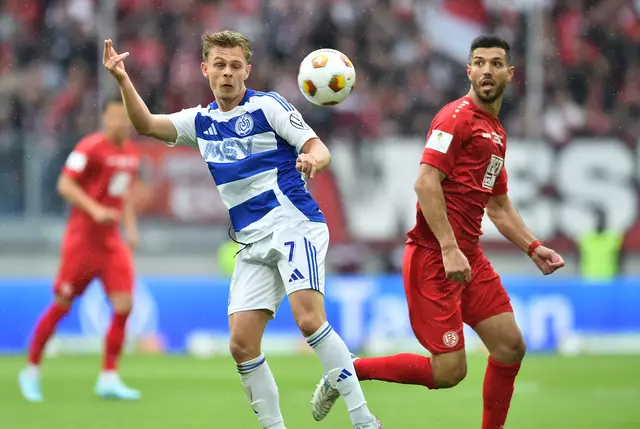 RWE-Routinier Klaus Gjasula (r.), hier im Zweikampf mit Duisburgs Jakob Bookjans, traf kurz vor der Pause zum 1:1-Ausgleich. | Foto: Thorsten Tillmann/FFS