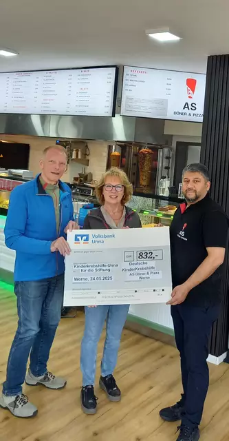 Auf dem Bild von links: Dieter Rebbert, Monika Rebbert (beide Kinderkrebshilfe-Unna), Riza Sahin (AS Döner &amp; Pizza) Bildquelle: Privat