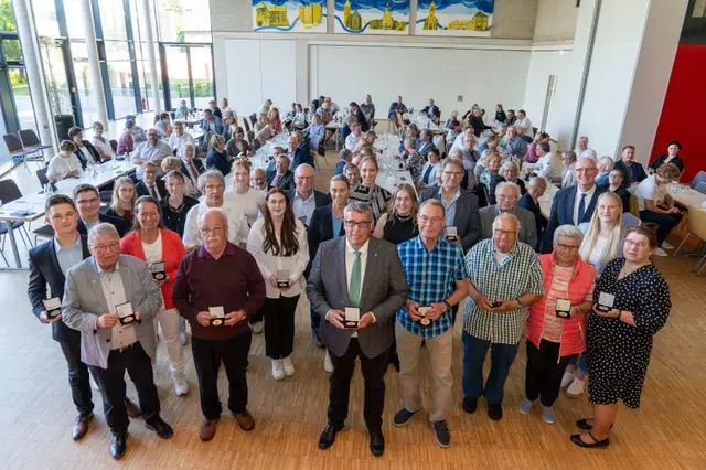 Die geehrten Sportlerinnen, Sportler und ehrenamtlich Tätigen präsentieren sich mit ihren Medaillen dem Fotografen.  | Foto: Kreis Kleve – Gerhard Seyber