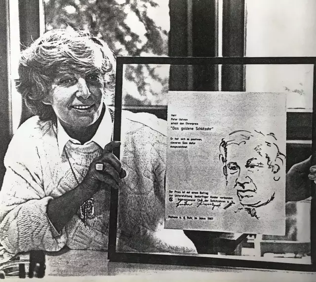 Die Mülheimer Künstlerin Edith Polland-Dülfer (1931-2018) - Pressefoto mit dem Porträt von Peter Ustinov aus dem Jahr 1997 | Foto: Sammlung permanenta