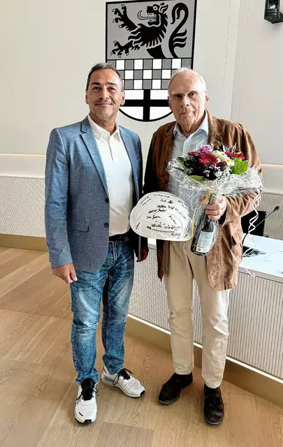 Manfred Fischer überreichte Hubertus Schulte-Filthaut am Ende der Sitzung Präsente zum Dank für die gute Zusammenarbeit. Foto: Alexander Bange