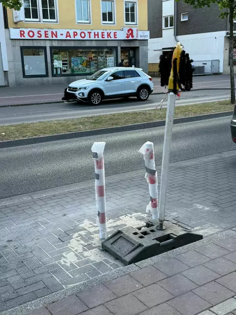 Von ehemals 48 Parkplätzen blieben im Bereich der "Meile" an der Horster Straße in Brauck nach dem Ende der Bauarbeiten gerade noch 16 Parkplätze übrig. Jetzt sollen zwei weitere Parkplätze für E-Ladesäulen weichen.  | Foto: Soziales Bündnis 