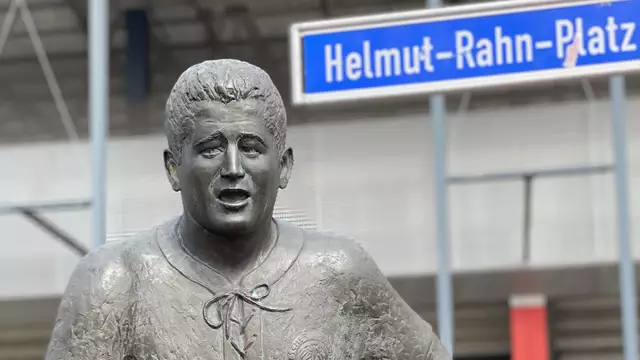 Vor der Stehtribüne in der Westkurve des Fußballstadions an der Hafenstraße hat ‚sein‘ Verein Rot-Weiss Essen Helmut Rahn ein Denkmal gesetzt – auch die Bronze-Statue ist natürlich eine Station der dritten Atempause-Radtour am 1. Juni 2025. | Foto: Kirchenkreis Essen/Heike Krallmann
