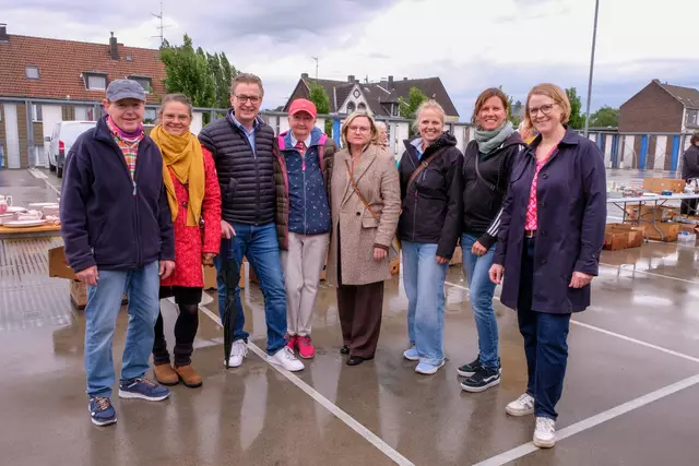 Auf dem Parkdeck des EvK Herne: Bezirksbürgermeister Kai Gera (3.v.li) und Initiatorin des Flohmarktes Irene Nebel (4. v. li).