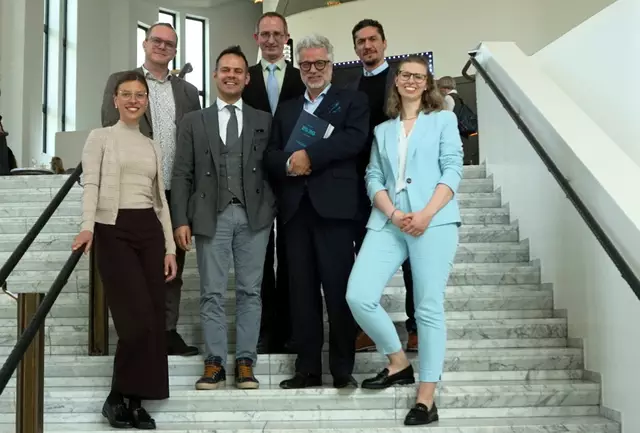 Haben das Programm des Aalto-Theaters für die Spielzeit 2025/2026 vorgestellt (v.l.): Dramaturgin Patricia Knebel, Marek Tuma (Co-Intendant des Aalto Ballett Essen), Generalmusikdirektor Andrea Sanguineti, Thorsten Stepath (Orchesterdirektor der Essener Philharmoniker), der stellvertretende Intendant des Aalto Musiktheaters Dieter Senft, Armen Hakobyan (Co-Intendant des Aalto Ballett Essen) sowie Dramaturgin Laura Bruckner. | Foto: TuP Essen