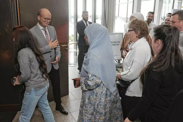 Rund 100 Flüchtlinge aus dem Ennepe-Ruhr-Kreis, Hagen, Rheda-Wiedenbrück und Düsseldorf haben den Landtag Nordrhein-Westfalen besucht. Foto: Landtag NRW/Bernd Schälte