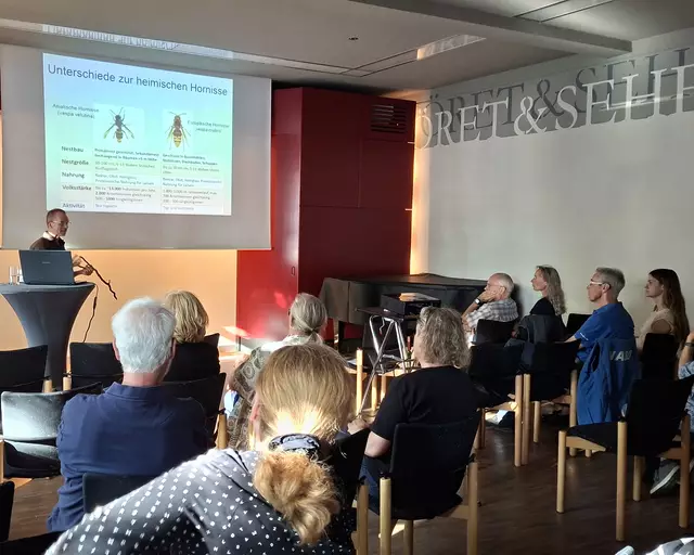 Wespenexperte Detlev Garn trug im Stadtmuseum Langenfeld vor zur den Gefahren, die von der Asiatischen Hornisse ausgehen. | Foto: Gerling