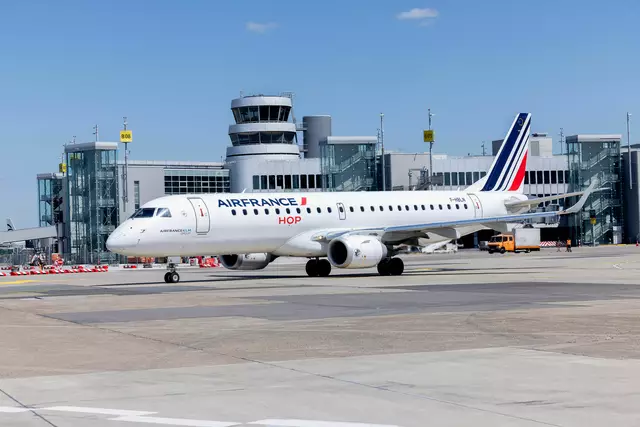 Eine Embraer 190 der Air France HOP auf dem Vorfeld des Düsseldorfer Flughafens. Aktuell fliegt die Airline bis zu sechsmal täglich ab DUS an die Seine. | Foto: Flughafen Düsseldorf