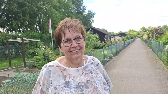 Für eine gepflegte Kleingartenanlage müssen die Mitglieder jährlich Pflichtarbeitsstunden aufbringen. Auch darum kümmert sich Heike von der Linden. | Foto: Gerling