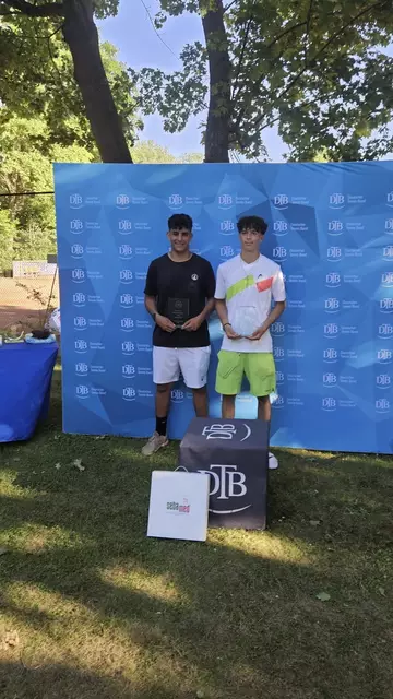 Ilian Mechbal (links) gewann zusammen mit seinem Doppelpartner Jordan Mihajloski vom Club Raffelberg die Deutsche Jugendmeisterschaft U16.  | Foto: Ihlo (Netzballverein)