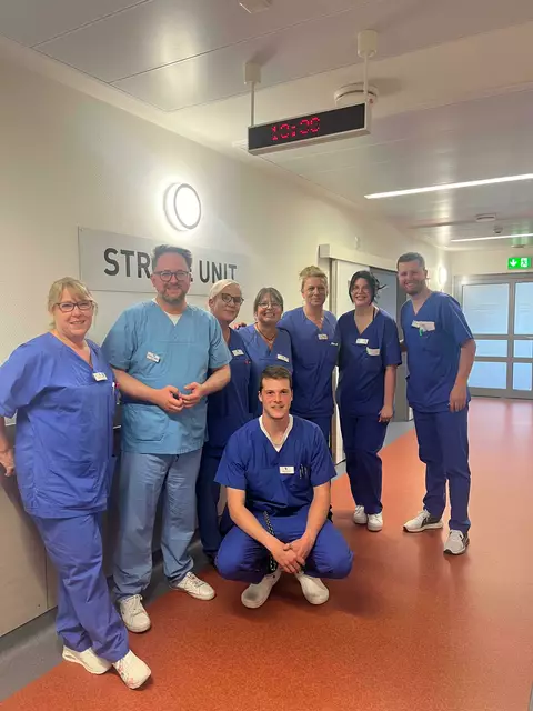 MdL Matthias Eggers (2.v.l.) hat kürzlich eine Frühschicht auf der Stroke-Unit im Mendener Krankenhaus begleitet, die im vergangenen Jahr durch großes Engagement in der Politik und der Bevölkerung gerettet werden konnte.

Foto: St. Vincenz-Krankenhaus
