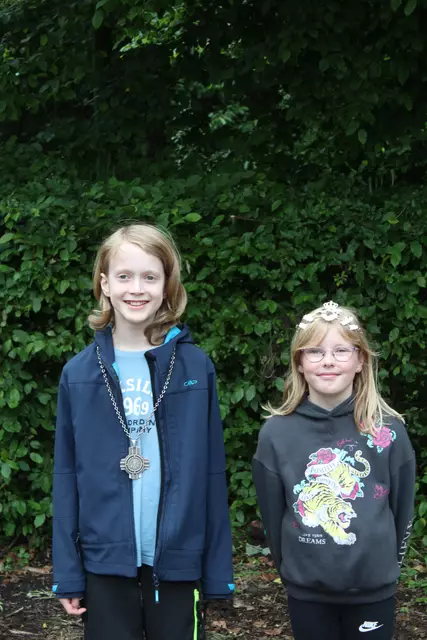 Lara Jäger (r.) und Louis Kratz sind das neue Kinderkönigspaar von St. Hubertus Menden-Nord. Foto: Olaf Schiene