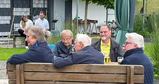 Günter Feldhege (Zweiter von rechts) mit langjährigen BEgleiter*innen, 