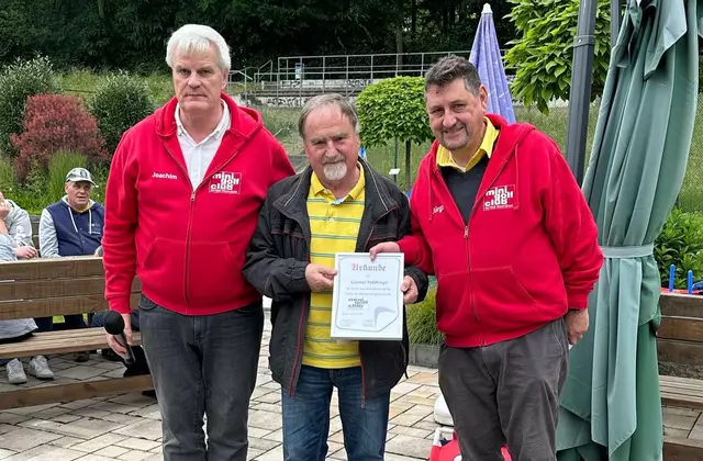 Günter Feldhege (Mitte) wurde für 60 Jahre Mitgliedschaft geehrt.