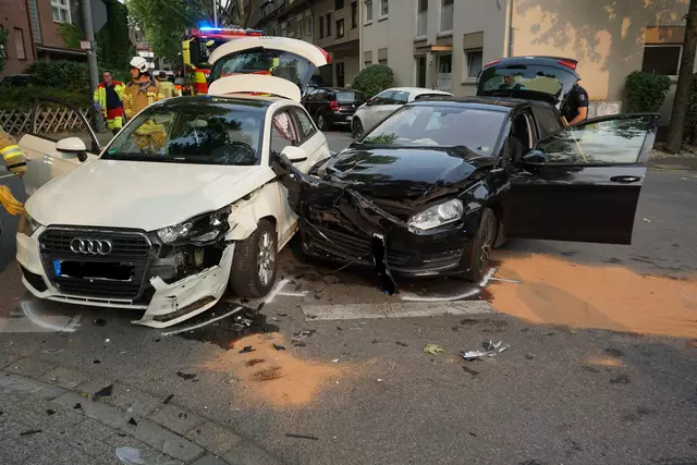 Verkehrsunfall mit eingeklemmter Person. Foto: Feuerwehr Ratingen.