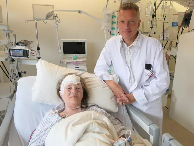 Der neurochirurgische Chefarzt Sascha Zink freut sich, dass seine Patientin Gabriele Ax schon kurz nach der OP wieder bei guter Laune ist. 
