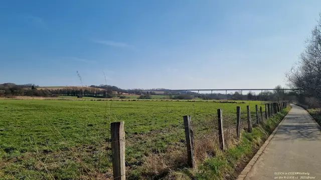 da hinten ... sieht man schon die Brücke !
