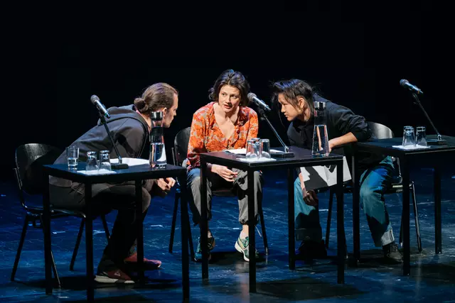 Bei der Programmpräsentation lesen Lukas von der Lühe, Nina Steils und Jing Xiang aus Stücken der neuen Spielzeit. | Foto: Daniel Sadrowski
