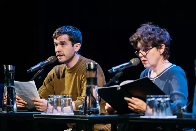 Bei der Programmpräsentation lesen William Cooper und Veronika Nickl aus Stücken der neuen Spielzeit. | Foto: Daniel Sadrowski