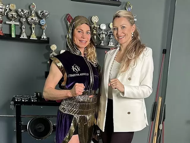 Ein Outfit, das für Disziplin, Stärke und Eleganz steht - Boxerin Natalie Zimmermann mit Designerin Katharina Arnold | Foto: Sabine Skiba